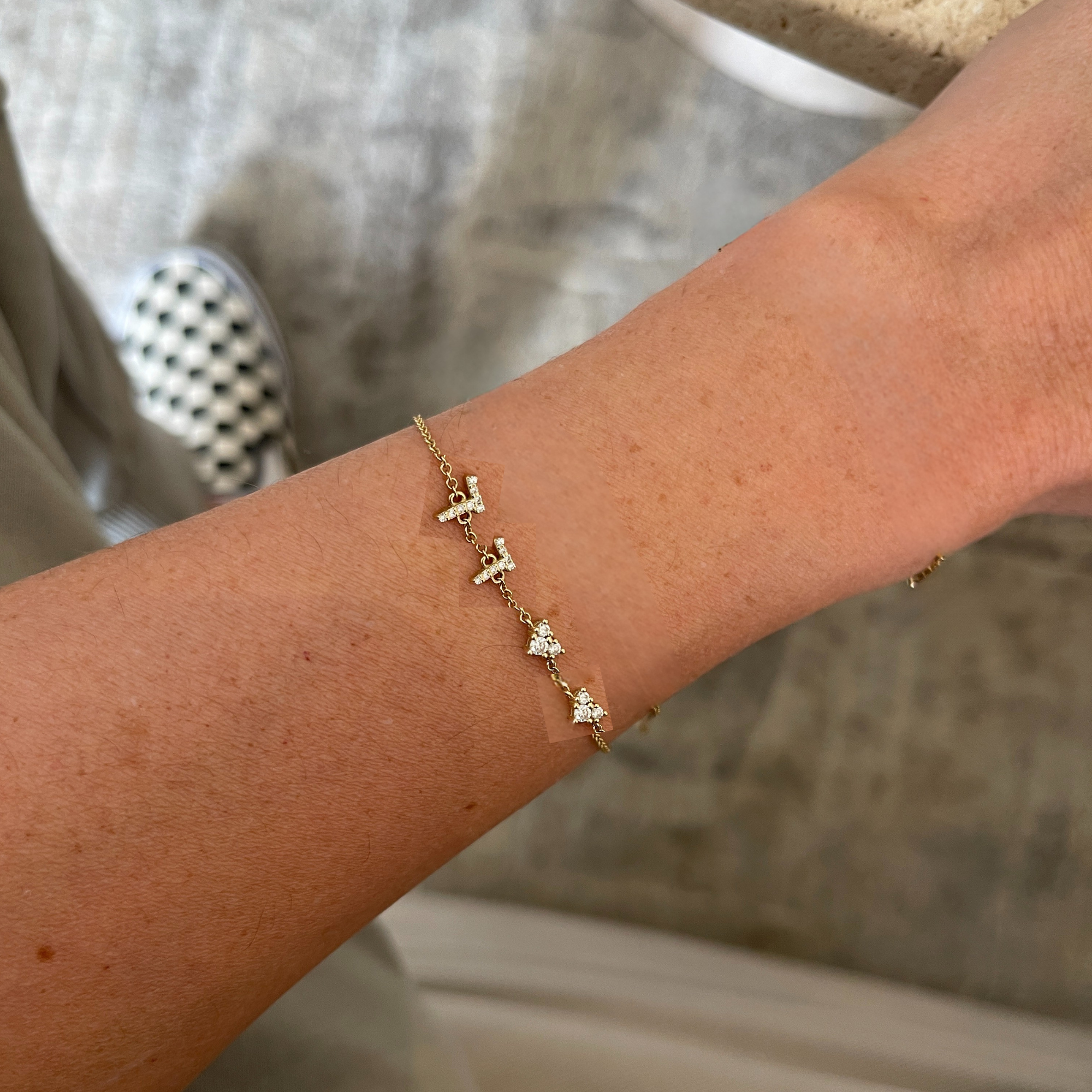 צמיד שם אותיות משובצות + 2 אלמנטים משובצים ביהלומים