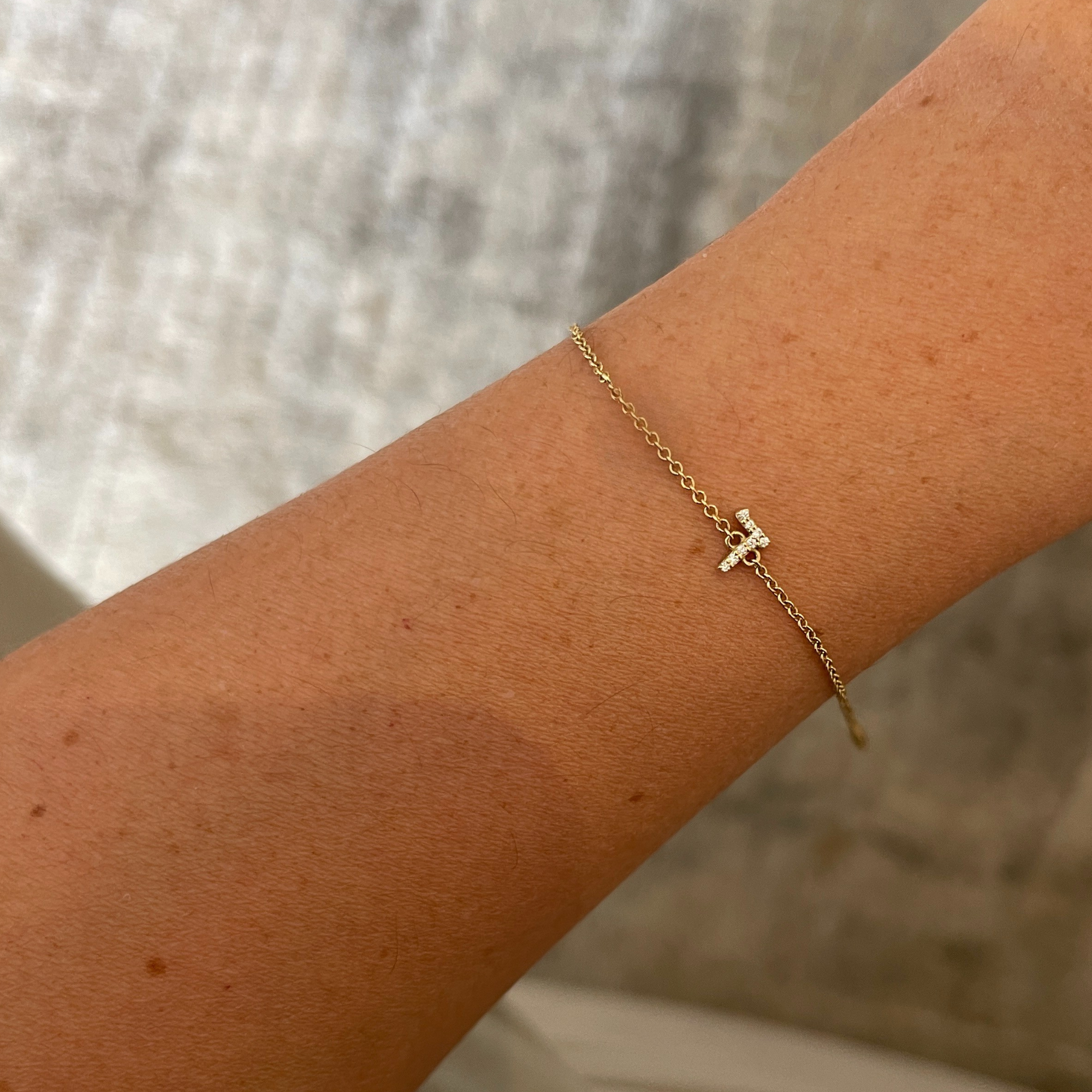 צמיד אות עברית קטנה משובצת