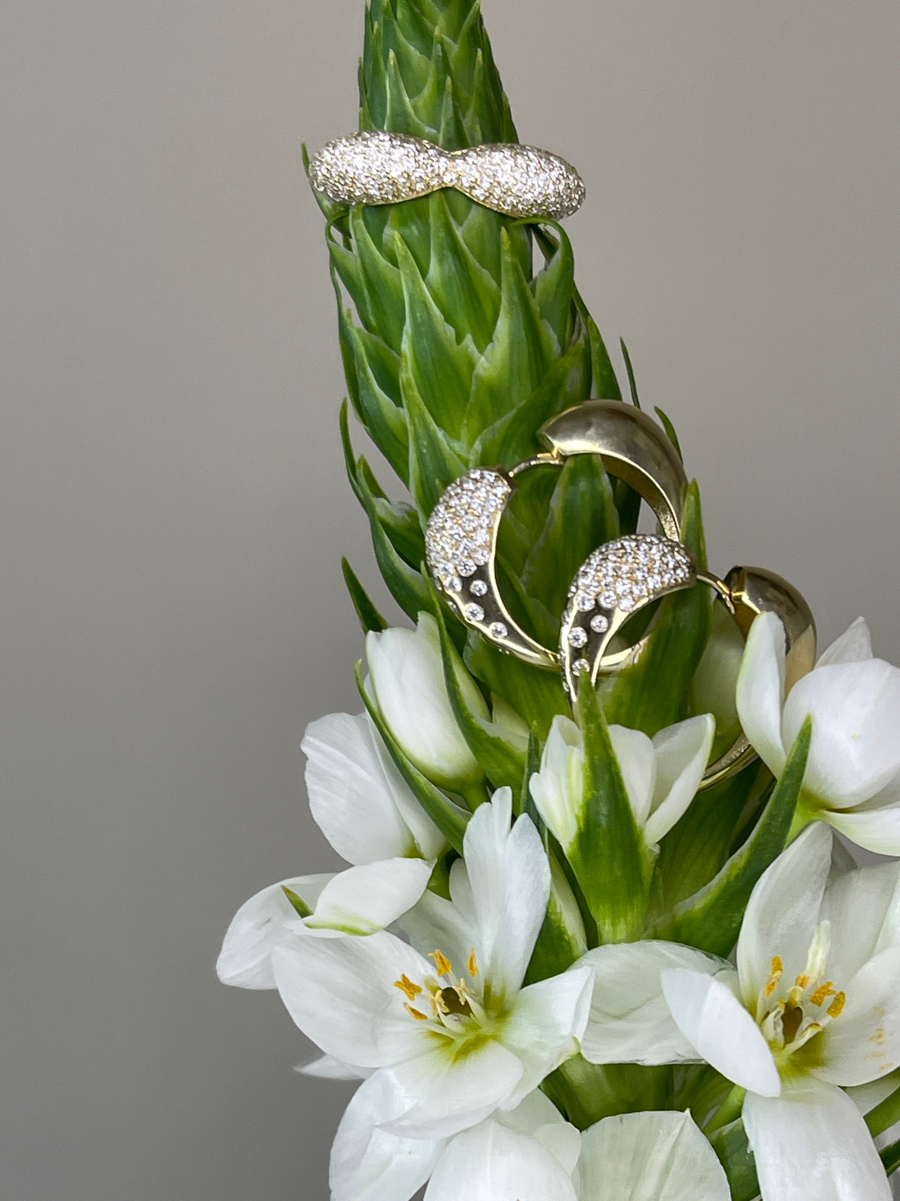 עגילי לב משובצים דו-צדדי מתהפך Éternal Heart Hoops