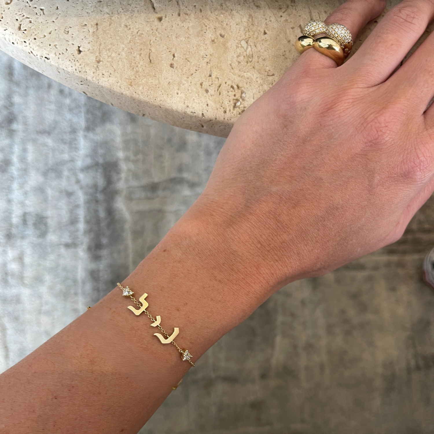 צמיד שם אותיות קטנות חלקות + 2 אלמנטים משובצים ביהלומים