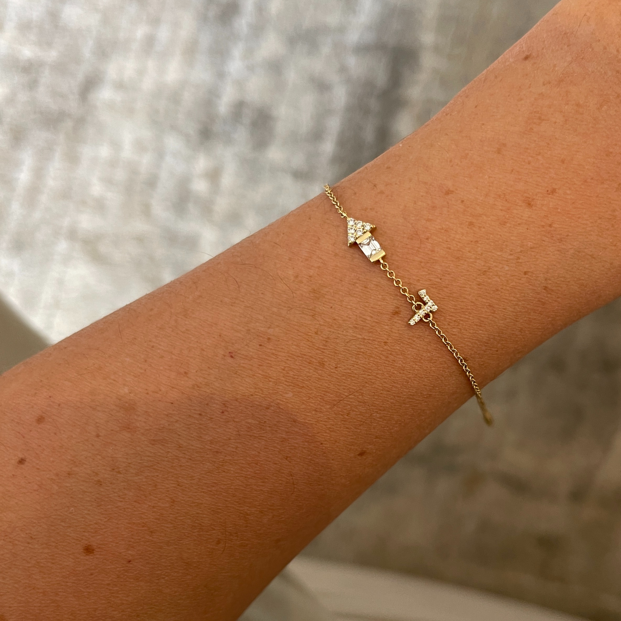 צמיד אות עברית קטנה משובצת + אלמנט משובץ